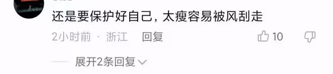 72歲港星梁小龍颱風中練拳，褲管空蕩骨瘦如柴，回應定居內地傳聞