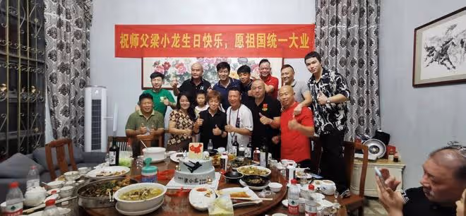 72歲港星梁小龍颱風中練拳，褲管空蕩骨瘦如柴，回應定居內地傳聞