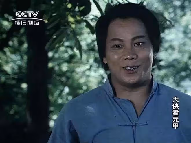 72歲港星梁小龍颱風中練拳，褲管空蕩骨瘦如柴，回應定居內地傳聞
