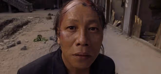 72歲港星梁小龍颱風中練拳，褲管空蕩骨瘦如柴，回應定居內地傳聞