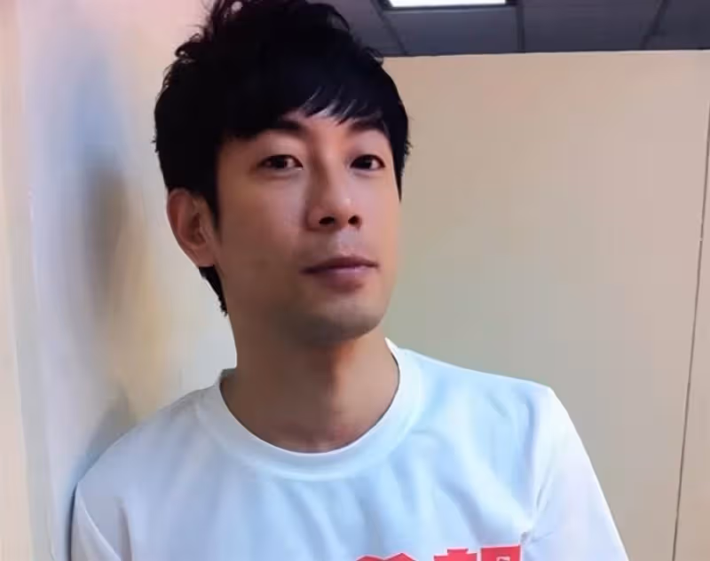 知名男星張善為,退隱9年後近況曝光,因病癱床生活無法自理,靠保險度日,堅強拒賣慘:我現在很好