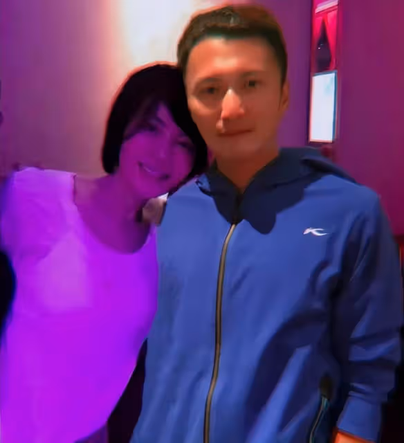 53歲王菲逛街被偶遇,身材高挑氣質出眾,皮膚緊致狀態好,網友:難掩「鋒芒」