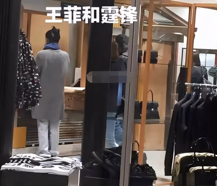 53歲王菲逛街被偶遇,身材高挑氣質出眾,皮膚緊致狀態好,網友:難掩「鋒芒」