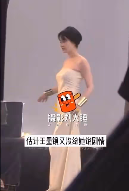 53歲王菲近況曝光 含胸駝背頸部皮膚鬆弛