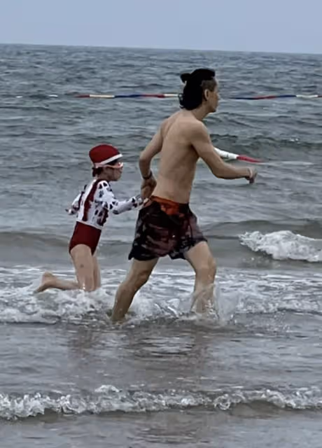 李承鉉帶女兒海邊遊玩 八塊腹肌太惹眼
