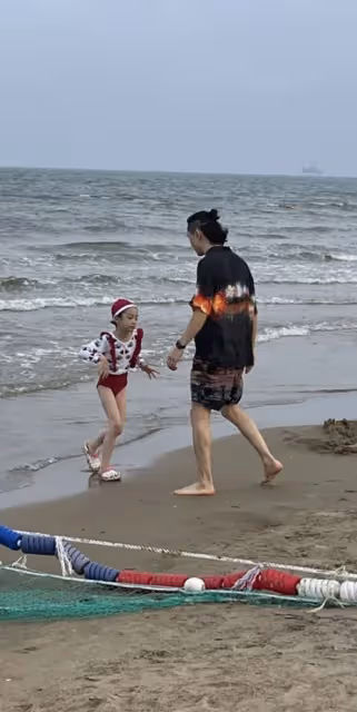 李承鉉帶女兒海邊遊玩 八塊腹肌太惹眼