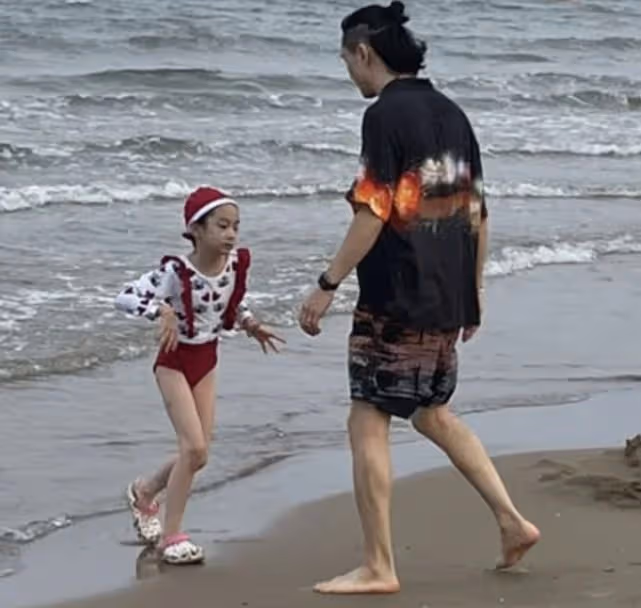 李承鉉帶女兒海邊遊玩 八塊腹肌太惹眼