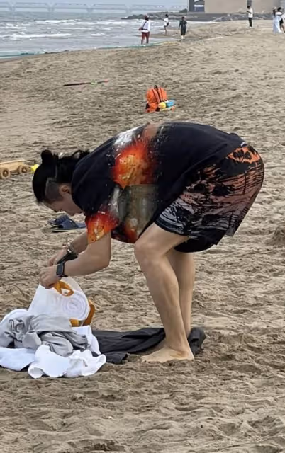 李承鉉帶女兒海邊遊玩 八塊腹肌太惹眼