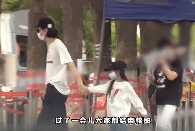李承鉉帶女兒海邊遊玩 八塊腹肌太惹眼