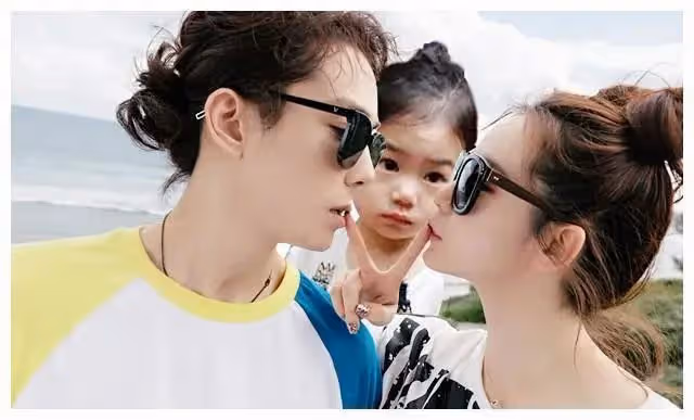 李承鉉帶女兒海邊遊玩 八塊腹肌太惹眼
