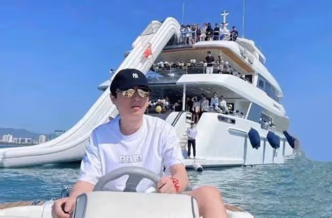 王思聰坐私人遊艇出海 身材發福有些駝背