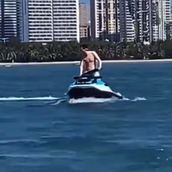 王思聰坐私人遊艇出海 身材發福有些駝背