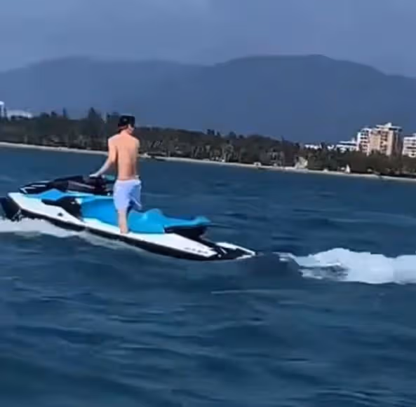 王思聰坐私人遊艇出海 身材發福有些駝背