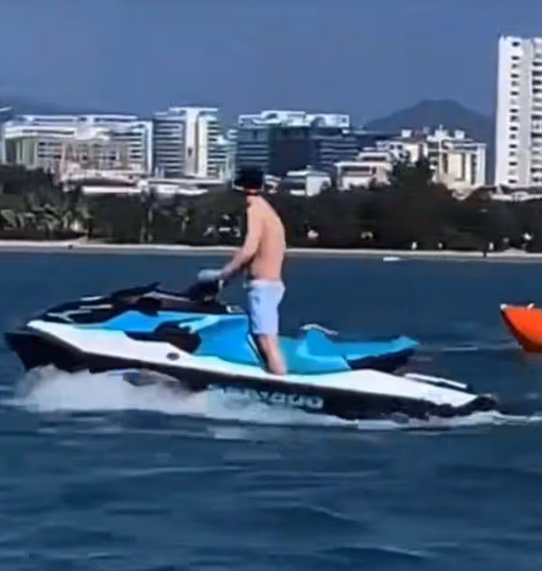 王思聰坐私人遊艇出海 身材發福有些駝背
