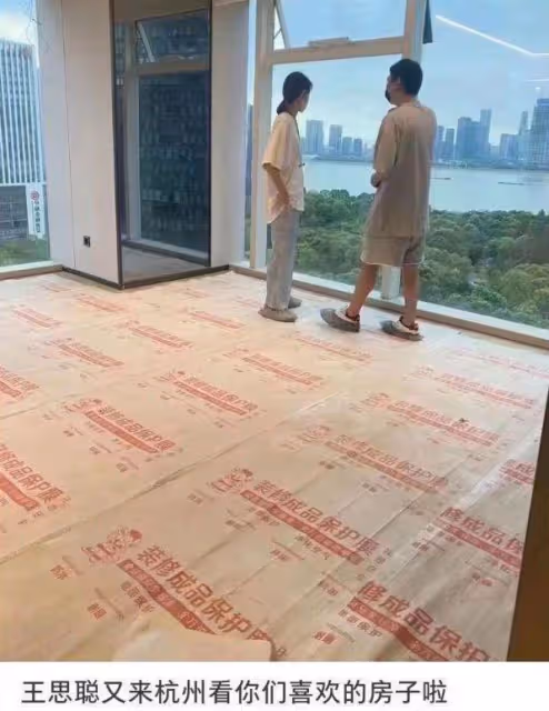王思聰坐私人遊艇出海 身材發福有些駝背
