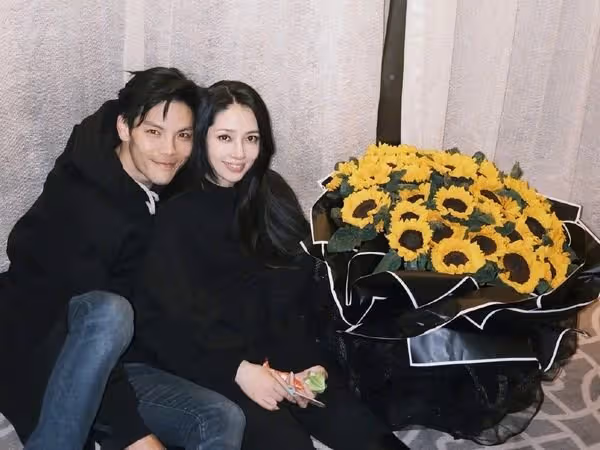 向佐被爆婚內出軌　向太疑發文喊話郭碧婷：做人傻才幸福
