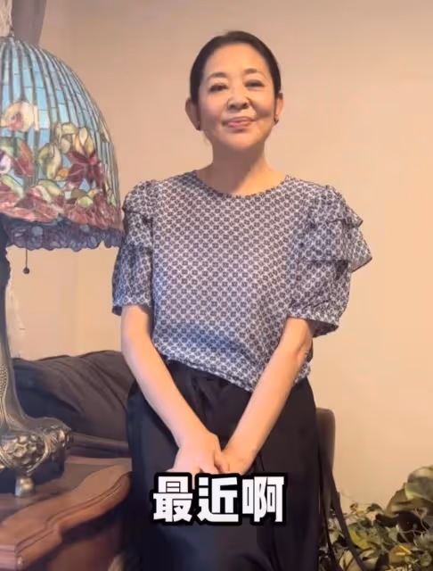 倪萍回憶,她26歲的叔叔為了救戰友犧牲了,他捂著臉哭,聲音哽咽,勉強笑著掩