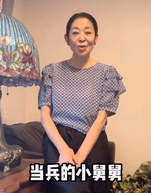 倪萍回憶,她26歲的叔叔為了救戰友犧牲了,他捂著臉哭,聲音哽咽,勉強笑著掩