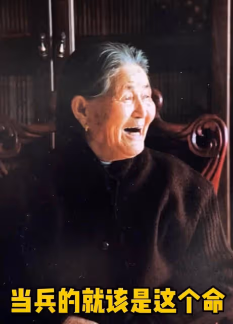 倪萍回憶,她26歲的叔叔為了救戰友犧牲了,他捂著臉哭,聲音哽咽,勉強笑著掩