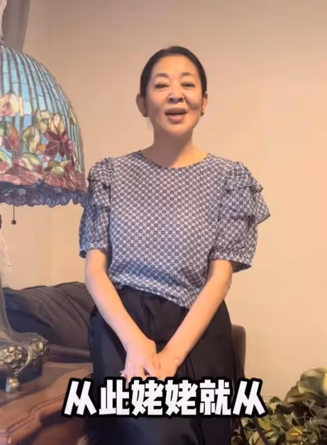 倪萍回憶,她26歲的叔叔為了救戰友犧牲了,他捂著臉哭,聲音哽咽,勉強笑著掩