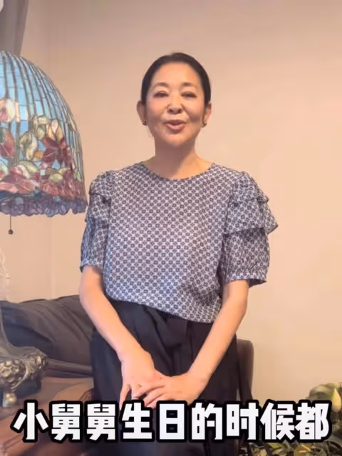倪萍回憶,她26歲的叔叔為了救戰友犧牲了,他捂著臉哭,聲音哽咽,勉強笑著掩