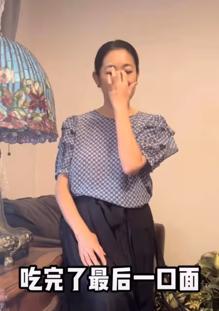 倪萍回憶,她26歲的叔叔為了救戰友犧牲了,他捂著臉哭,聲音哽咽,勉強笑著掩