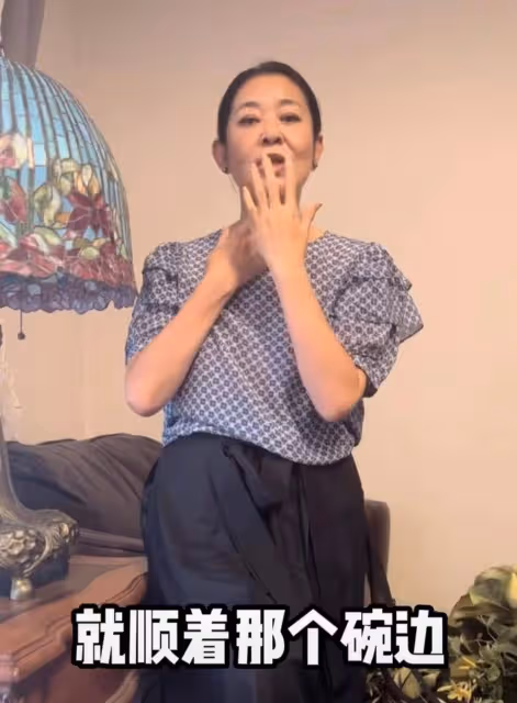 倪萍回憶,她26歲的叔叔為了救戰友犧牲了,他捂著臉哭,聲音哽咽,勉強笑著掩