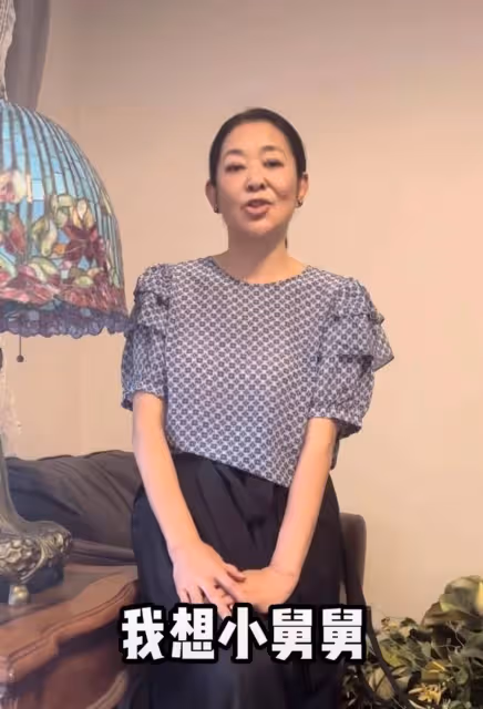 倪萍回憶,她26歲的叔叔為了救戰友犧牲了,他捂著臉哭,聲音哽咽,勉強笑著掩
