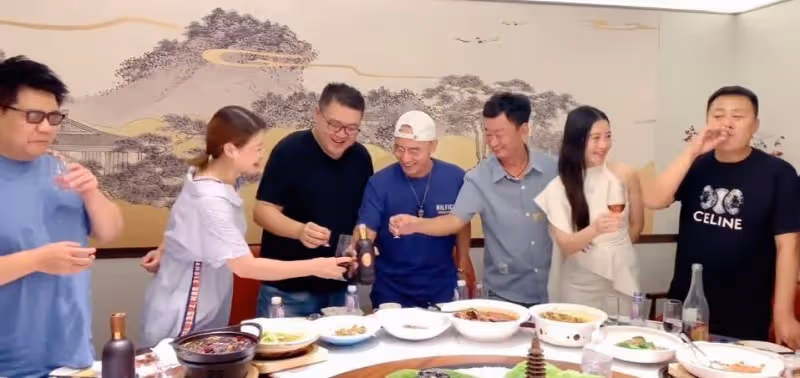 《星光大道》眾選手聚會！喝白酒香檳賣力唱歌，王旭坐c位好霸氣