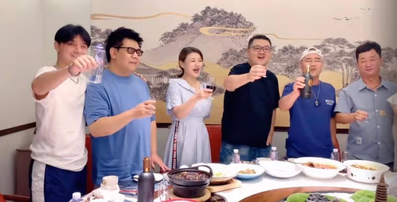 《星光大道》眾選手聚會！喝白酒香檳賣力唱歌，王旭坐c位好霸氣