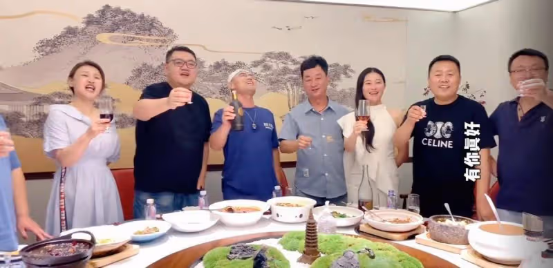 《星光大道》眾選手聚會！喝白酒香檳賣力唱歌，王旭坐c位好霸氣