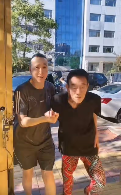 90歲楊少華海南度假，開140萬豪車住星級酒店，大魚大肉樣樣不落