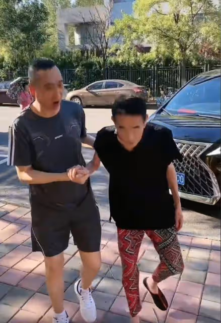 90歲楊少華海南度假，開140萬豪車住星級酒店，大魚大肉樣樣不落