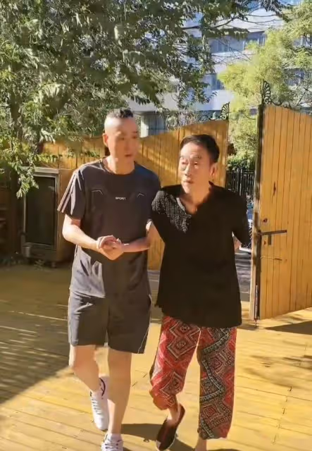 90歲楊少華海南度假，開140萬豪車住星級酒店，大魚大肉樣樣不落