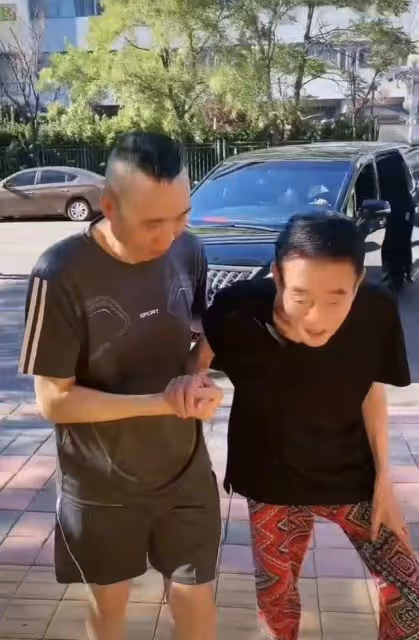 90歲楊少華海南度假，開140萬豪車住星級酒店，大魚大肉樣樣不落