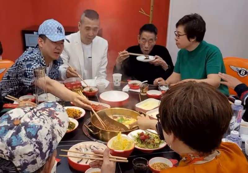 90歲楊少華海南度假，開140萬豪車住星級酒店，大魚大肉樣樣不落