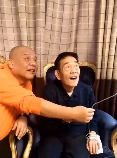 90歲楊少華海南度假，開140萬豪車住星級酒店，大魚大肉樣樣不落