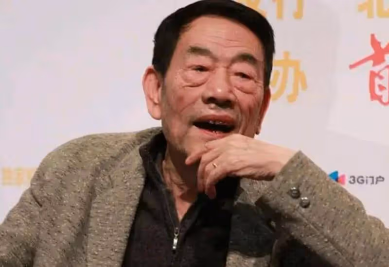 90歲楊少華海南度假，開140萬豪車住星級酒店，大魚大肉樣樣不落