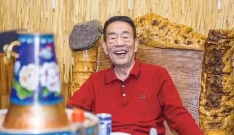 90歲楊少華海南度假，開140萬豪車住星級酒店，大魚大肉樣樣不落