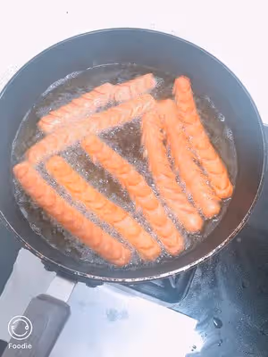 無敵美味路邊炸香腸，😆還是垃圾油炸食品最好吃！