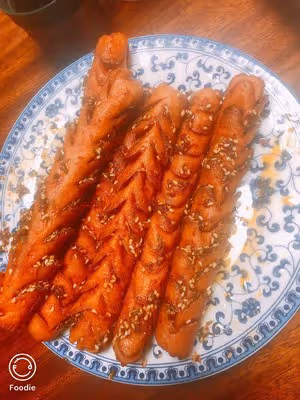 無敵美味路邊炸香腸，😆還是垃圾油炸食品最好吃！