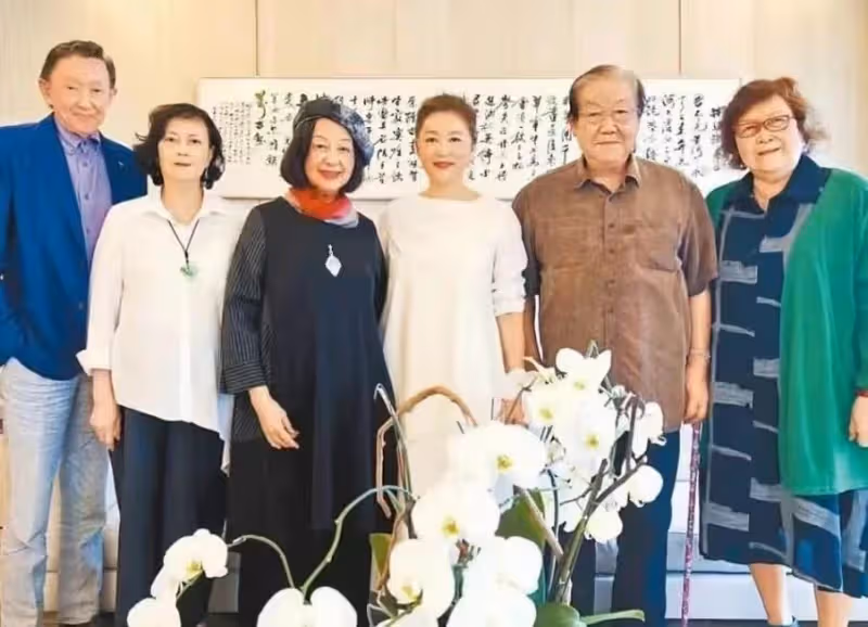 68歲林青霞放飛自我！新照穿一身白裙跟藝術家合影站C位，年紀漸長也難掩女神范