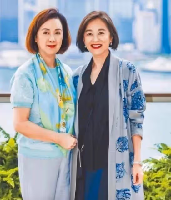 68歲林青霞放飛自我！新照穿一身白裙跟藝術家合影站C位，年紀漸長也難掩女神范