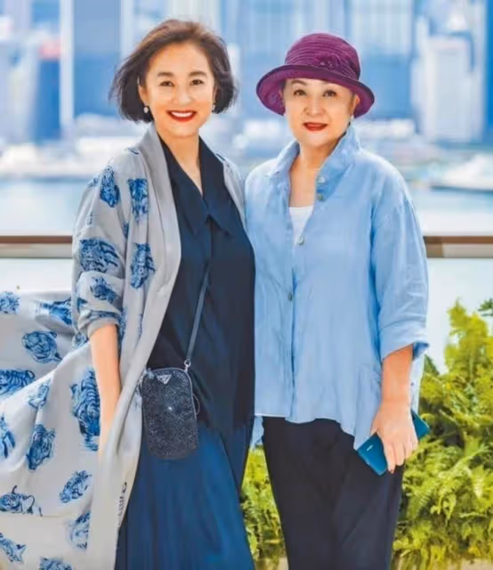 68歲林青霞放飛自我！新照穿一身白裙跟藝術家合影站C位，年紀漸長也難掩女神范