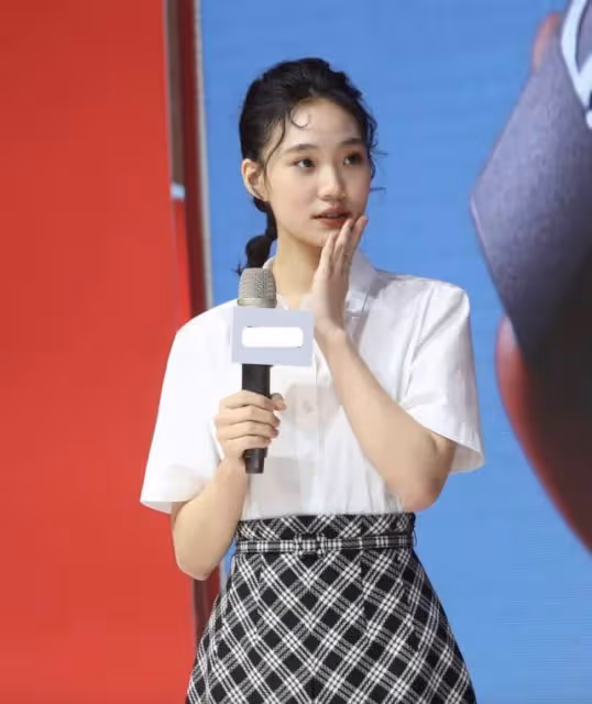 小S二女兒「逆襲式」長大！近照「精緻五官+飄逸長髪」酷似舒淇，完美復刻明星媽媽基因