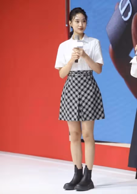 小S二女兒「逆襲式」長大！近照「精緻五官+飄逸長髪」酷似舒淇，完美復刻明星媽媽基因