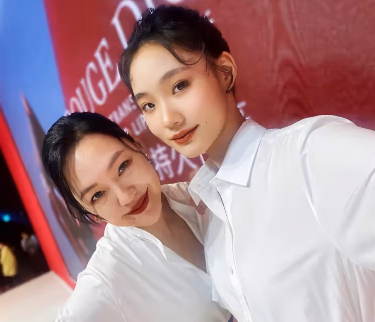 小S二女兒「逆襲式」長大！近照「精緻五官+飄逸長髪」酷似舒淇，完美復刻明星媽媽基因