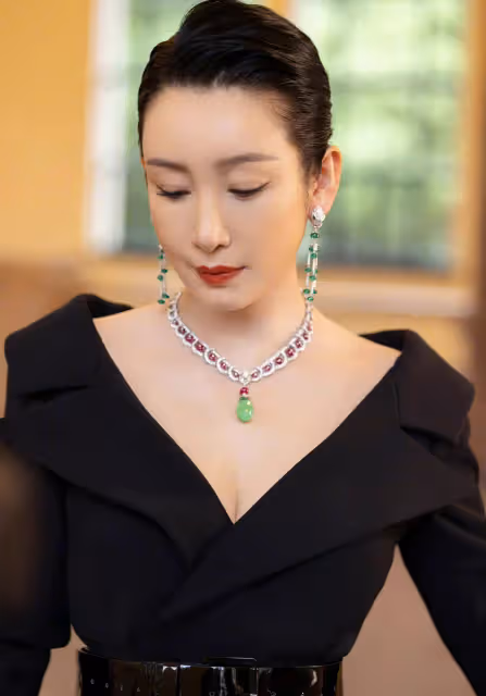 秦海璐餓了三天才穿上定製的晚禮服,曾自稱愛紅燒肉,自稱美食博主