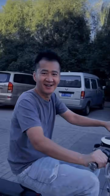 演員李嘉明街頭騎電車，被質疑違反交通規則，自曝生活潦倒沒錢賺
