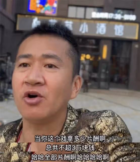 演員李嘉明街頭騎電車，被質疑違反交通規則，自曝生活潦倒沒錢賺